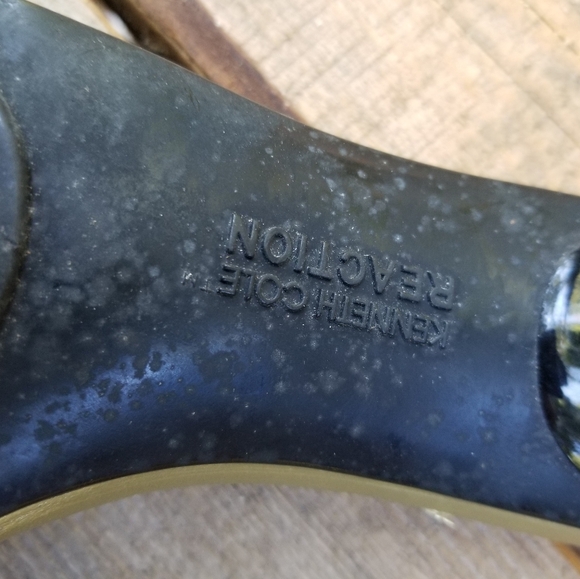 Size 9.5 High Heel Shoes Slides Sandals Buckle Kenneth Cole Reaction Black Gold - Picture 9 of 9